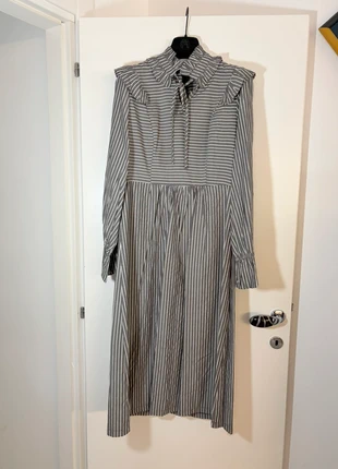 Abito midi a righe grigio con volant e fiocco al collo, staat: Nieuw zonder prijskaartje, maat: L / 40 / 12, € 26,00, € 28,00 inclusief Kopersbescherming