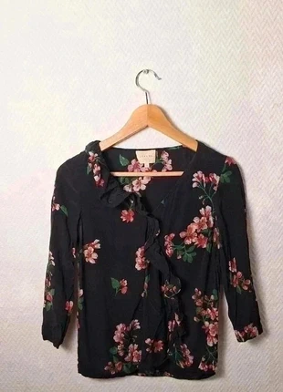 Chemise Sézane 100% soie taille 36 couleur noir à motifs fleuris, marque: Sézane, état: Très bon état, taille: S / 36 / 8, 55,00 €, 58,45 € Protection acheteurs incluse