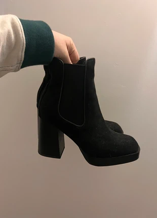 bottines à talons noirs en daim sublime, marque: Zara, état: Très bon état, taille: 37, 10,00 €, 11,20 € Protection acheteurs (Pro) incluse