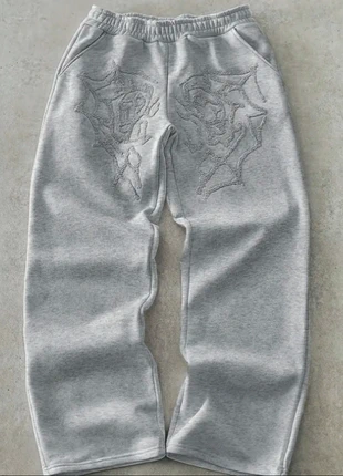 Jogging gris brodé style streetwear oversize, marque: y2k, état: Neuf sans étiquette, taille: M, 40,00 €, 42,70 € Protection acheteurs incluse