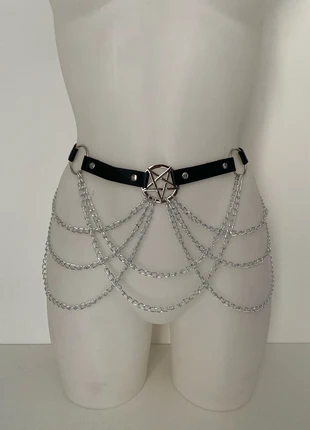 Ceinture réglable en simili cuir noir avec chaînes, marke: Cryptica, zustand: Sehr gut, größe: Größenverstellbar, 12,50 €, 13,83 € beinhaltet Vinted-Käuferschutz Pro