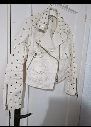 Cazadora cuero blanca, marca: Zara, estado: Muy bueno, tamaño: XS / 34 / 6, 20,00 €, 21,70 € Protección al comprador incluida