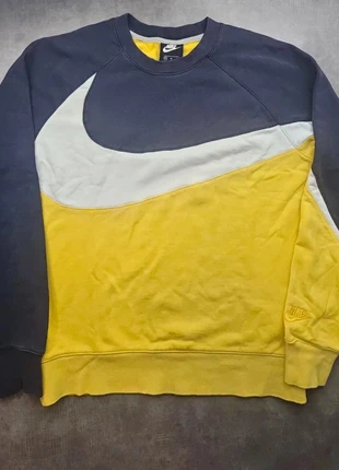 Sweat col rond Nike grosse swoosh manche brodé • Taille M • Couleur noir et jaune, marque: Nike, état: Très bon état, taille: M, 18,00 €, 19,60 € Protection acheteurs (Pro) incluse