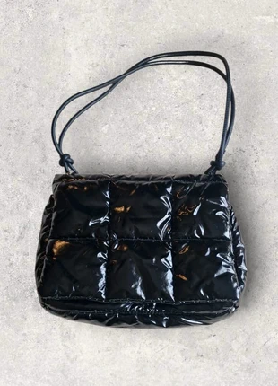 Sac à main H&M matelassé noir effet verni, état: Très bon état, 10,00 €, 11,20 € Protection acheteurs incluse