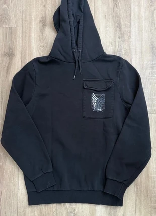 Sweat noir Attaque des Titans, marke: Attack On Titan, zustand: Sehr gut, größe: XS, 15,00 €, 16,45 € inklusive Vinted-Käuferschutz