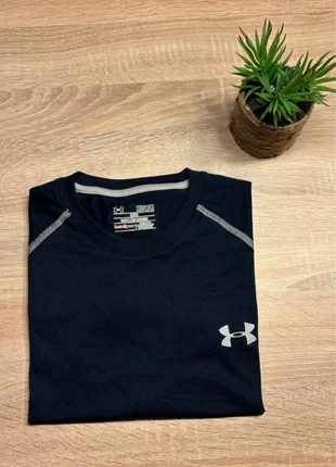 T-shirt Under Armour bleu foncé – Taille M - 0055, brand: Under Armour, condizioni: Ottime, taglia: M, €18.00, €19.60 include la Protezione acquisti