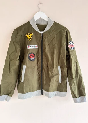 Groen bomberjasje met patches – goede staat, merk: Trendy, staat: Heel goed, maat: Universele maat, € 5,00, € 5,95 inclusief Kopersbescherming