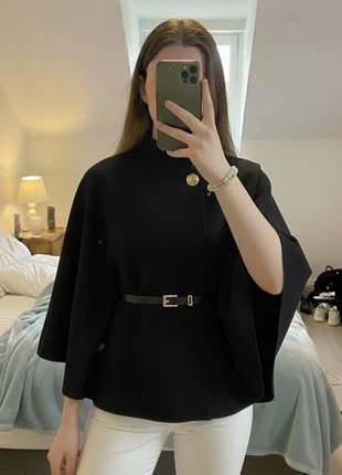 🖤 Cape noire élégante avec ceinture – style chic / old money, marque: Atelier Eliora, état: Très bon état, taille: S / 36 / 8, 52,90 €, 56,25 € Protection acheteurs (Pro) incluse