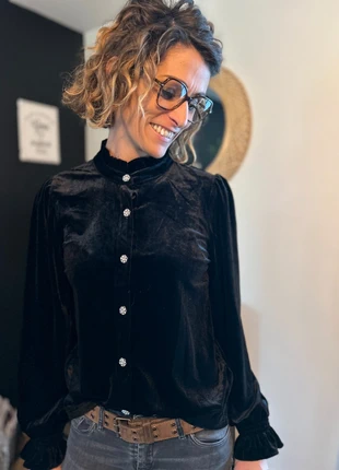 Chemisier en velours noir manches longues détail boutons argentés, merk: Cerise Blue, staat: Heel goed, maat: S / 36 / 8, € 41,00, € 43,75 inclusief Kopersbescherming Pro