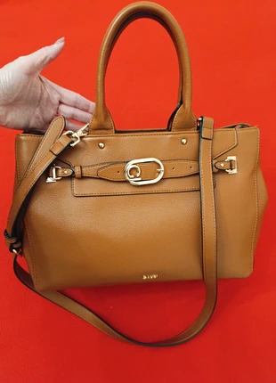 Borsa a mano con fibbia e tracolla marrone -
Gaudi, brand: Gaudi, condizioni: Nuovo senza cartellino, €50.00, €53.20 include la Protezione acquisti