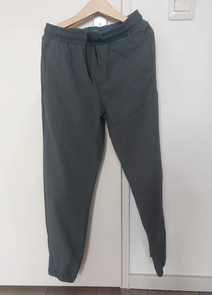 Grijze Primark broek maat 140, marca: Primark, estado: Novo sem etiquetas, tamanho: 10 anos / 140 cm, €2.00, €2.80 inclui Proteção do Comprador