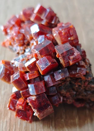 Amas de gros cristaux vanadinite sur gangue, marque: Pierre, état: Très bon état, 36,95 €, 39,50 € Protection acheteurs (Pro) incluse