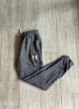 Jogging Trackpant Under Armour gris survêtement, marque: Under Armour, état: Très bon état, taille: M, 16,00 €, 17,50 € Protection acheteurs incluse