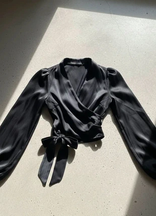 Blouse noire satiné avec nœud, brand: Noiré, condizioni: Ottime, taglia: M / IT 42 / EU 38, €49.99, €53.19 include la Protezione acquisti