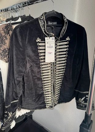 Zara black velours military style blazer jacket with embroidered details, merk: Zara, staat: Nieuw met prijskaartje, maat: M / 38 / 10, € 30,00, € 32,20 inclusief Kopersbescherming Pro