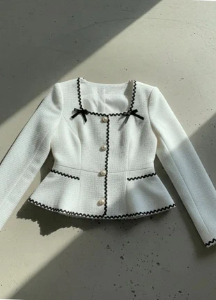 Veste nude à nœuds noirs et boutons nacrés, marque: atwoods, état: Très bon état, taille: M / 38 / 10, 54,99 €, 58,44 € Protection acheteurs incluse