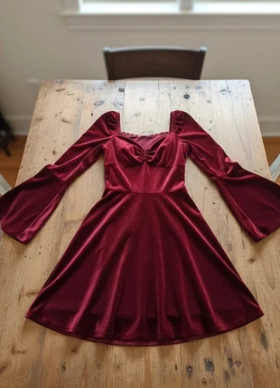 Robe élégante plissée à dentelle contrastée – look chic et féminin, marke: LOOK, zustand: Sehr gut, größe: L / 40 / 12, 46,90 €, 49,95 € inklusive Vinted-Käuferschutz