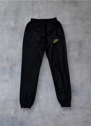 Pantalones deportivos Nike negros logo dorado S, marque: Nike, état: Bon état, taille: S, 6,99 €, 8,04 € Protection acheteurs incluse