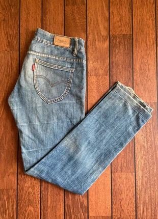 Jean Levi's Femme Taille 38FR - M coupe droite bleu denim délave patch brodé vintage, brand: Levi's, condition: Good, size: M / 38 / 10, €15.00, €16.45 includes Buyer Protection