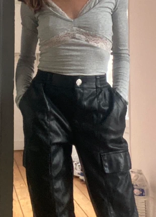 Pantalon cargo noir en simili cuir – taille 30 / XXXS femme (10-12 ans), merk: Bershka, staat: Heel goed, maat: XXXS / 30 / 2, € 5,00, € 5,95 inclusief Kopersbescherming