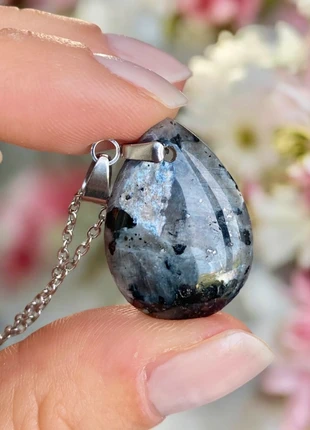 Collier pendentif goutte Larvikite reflets Pierre Naturelle chaine argenté, merk: Larvikite, staat: Heel goed, € 6,00, € 7,00 inclusief Kopersbescherming Pro
