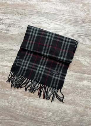 Écharpe Burberry noir à carreau nova, marque: Burberry, état: Très bon état, 42,75 €, 45,59 € Protection acheteurs incluse