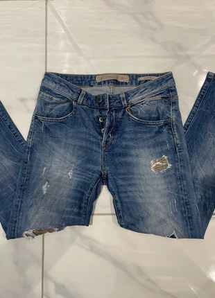 Jean Guess femme effet déchiré taille 34/36 (US 25) très bon état, marke: GUESS, zustand: Sehr gut, größe: S / 36 / 8, 9,00 €, 10,15 € inklusive Vinted-Käuferschutz