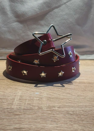 Rot Y2K Gürtel mit Stern, merk: Aesthetic, staat: Nieuw zonder prijskaartje, maat: 110 cm, € 10,00, € 11,20 inclusief Kopersbescherming