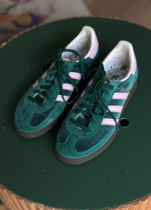 Adidas Gazelle – maat 38 – donkergroen met lichtroze – suède – ZGAN, merk: adidas, staat: Heel goed, maat: 38, € 55,00, € 58,45 inclusief Kopersbescherming