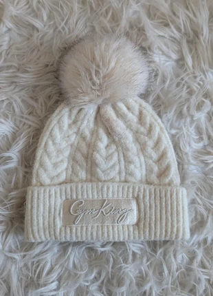 Gym king white bobble hat, brand: Gym King, condition: Very good, size: One size, £8.00, £9.10 includes Buyer Protection