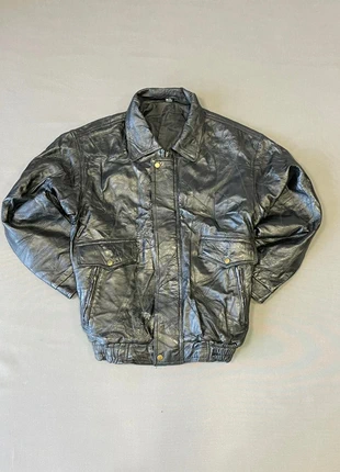 Vintage Black Leather Jacket Minimal Vibe Timeless Energy 📴, marque: Vintage Dressing, état: Très bon état, taille: M, 48,00 €, 51,10 € Protection acheteurs incluse