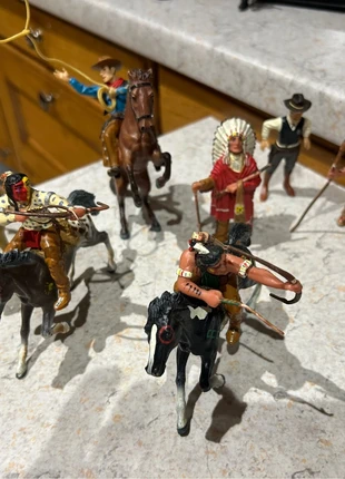 8 figurines et 4 chevaux cow boys et indiens, brand: Plastoy, condizioni: Ottime, taglia: Taglia unica, €20.00, €21.70 include la Protezione acquisti