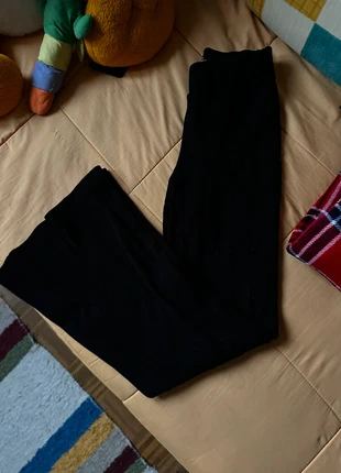 Pantalón elastico acampanado estiliza, marque: Bershka, état: Très bon état, taille: XXS / 32 / 4, 6,00 €, 7,00 € Protection acheteurs incluse