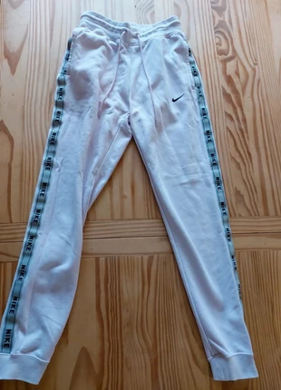 Jogging Nike rose/lila , XS. Nike sur bandes côtés., merk: Nike, staat: Heel goed, maat: XS / 34 / 6, € 14,50, € 15,93 inclusief Kopersbescherming