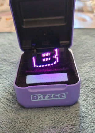 Bitzee violet, merk: Bitzee, staat: Heel goed, maat: Universeel, € 10,00, € 11,20 inclusief Kopersbescherming