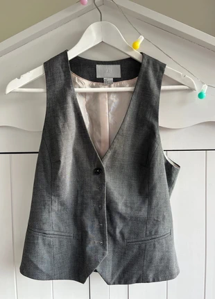 Grey and white print waistcoat, merk: H&M, staat: Heel goed, maat: M / 38 / 10, € 1,50, € 2,28 inclusief Kopersbescherming