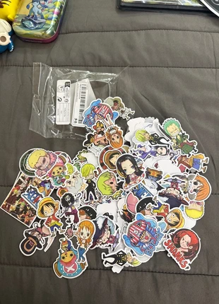 Sticker one piece, merk: One, staat: Nieuw zonder prijskaartje, maat: Universeel, € 2,00, € 2,80 inclusief Kopersbescherming