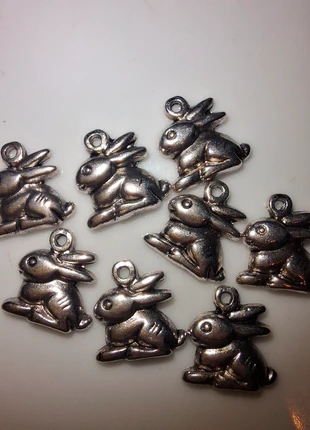 8 stuks bedels hangers konijn haas metaal zilver grijs, staat: Heel goed, € 2,00, € 2,80 inclusief Kopersbescherming Pro