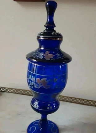 Bonbonnière / pot couvert en verre bleu émaillé , filets dorés , 20e . Haut 33 cm, marke: verre bleu émaillé, zustand: Gut, 58,00 €, 61,60 € inklusive Vinted-Käuferschutz