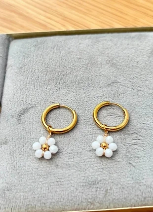 Magnifique paire de boucles d’oreilles à fleur blanche doré en acier chirurgical neuf avec étiquette, marque: Jewels.MP, état: Neuf avec étiquette, 10,00 €, 11,20 € Protection acheteurs incluse