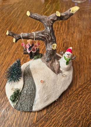 Scène hivernale – enfant & bonhomme sur balançoire, marca: Inconnu, estado: Bom, €5.00, €5.95 inclui Proteção do Comprador