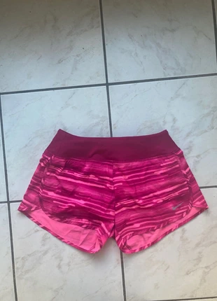Short running Nike taille XS couleur rose, marque: Nike, état: Très bon état, taille: XS / 34 / 6, 9,75 €, 10,94 € Protection acheteurs (Pro) incluse