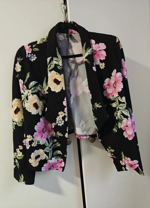 Floral pink and yellow on black cropped blazer, brand: Emery Rose, condition: Very good, size: XXXL / 46 / 18, €3.00, €3.85 includes Buyer Protection
