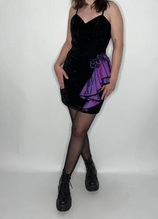 1990s black velvet purple ruffled whimsigoth witch alt goth festive party grunge artsy dress, merk: Vintage Dressing, staat: Heel goed, maat: XS / 34 / 6, € 25,00, € 26,95 inclusief Kopersbescherming Pro