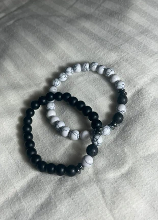 Lot de 2 bracelets de perles noirs et blancs, marque: Vintage Dressing, état: Neuf sans étiquette, 5,10 €, 6,06 € Protection acheteurs incluse