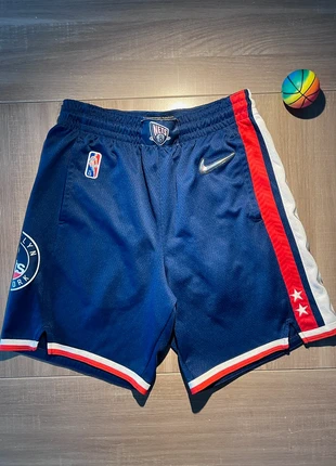 🇺🇸 Short NBA Nike City Edition 75e Anniversaire Brooklyn Nets – Bleu, Rouge & Blanc Taille M, marque: Nike, état: Très bon état, taille: M, 35,00 €, 37,45 € Protection acheteurs incluse