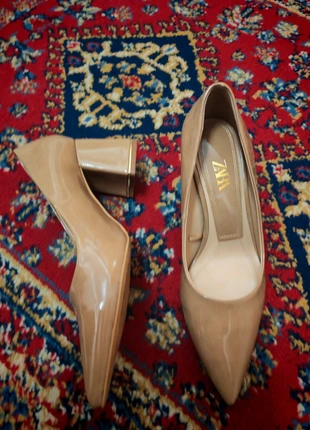 Décolleté vernice Zara tacco largo, Nude patent-effect pumps Zara Block heel, casual chic style, marque: Zara, état: Très bon état, taille: 39, 39,00 €, 41,65 € Protection acheteurs incluse