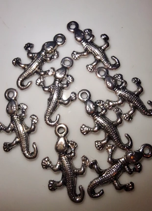 8 stuks bedels hangers metaal salamander hagedis grijs zilver, staat: Heel goed, € 2,00, € 2,80 inclusief Kopersbescherming Pro