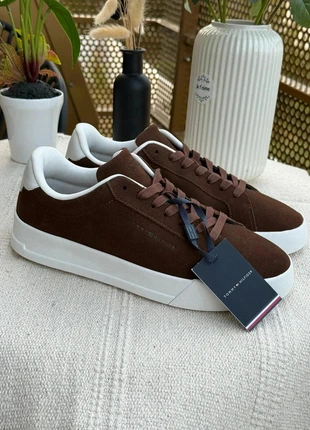 Baskets Tommy Hilfiger marron daim taille 40 – look chic et confortable, marke: Tommy Hilfiger, zustand: Neu, mit Etikett, größe: 40, 89,99 €, 95,19 € inklusive Vinted-Käuferschutz