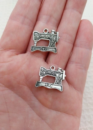 Pendentif machine à coudre Singer argenté en métal - 2pcs A0727, marque: Création bijoux Syllikan, état: Très bon état, 2,25 €, 3,06 € Protection acheteurs (Pro) incluse